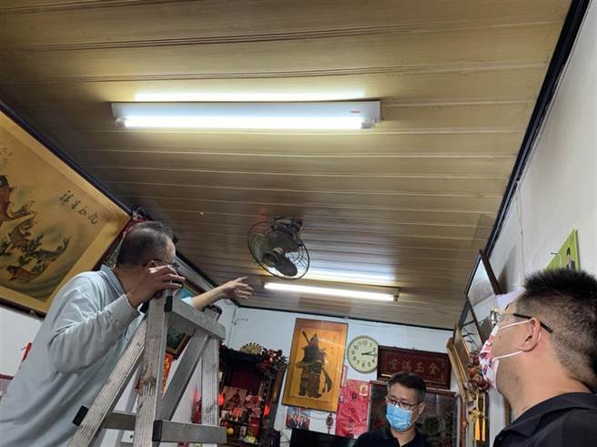 彰化县政府今年为县内103户弱势家庭免费到府换装LED节能灯具。（彰县府提供／孙英哲彰化传真）