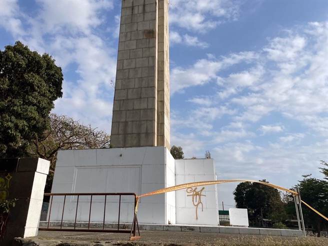 台南忠灵塔的白色基座被人涂鸦。（读者提供／洪荣志台南传真）