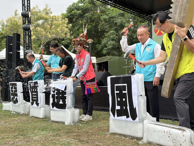 顏纯左与郭贞慧联手打破冰砖，象徵破除恶质选风及光电黑手。(戴志扬翻摄)