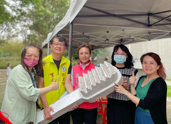 本土牙医家长代表林豫芬也特别赠送郭贞慧一把「巨型牙刷」，代表「除垢」政坛。(戴志扬翻摄)