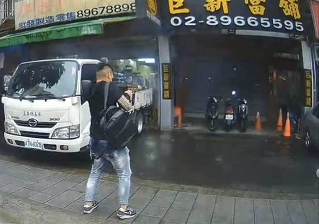 17歲少年20日至新北當鋪連轟51槍，震驚社會。（翻攝畫面）