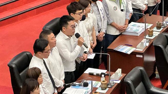 民进党高市议员邱俊宪（中）反酸，鸡要生蛋，最怕外界有人吵，而不下蛋，台积电这只金鸡母，还没生蛋就把牠吓跑，这样是好事吗？何况国民党送的是只公鸡，公的怎么生鸡蛋呢？（柯宗纬摄）