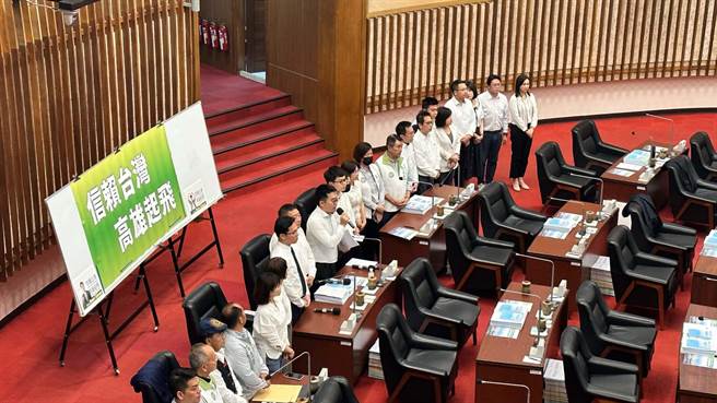 蓝营送「金鸡母」狠酸陈其迈，却被民进党团抓包送的是「公鸡」，只是在唱衰高雄，可能吓跑金鸡母，更不用说下蛋了。（柯宗纬摄）