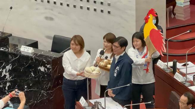 蓝营送「金鸡母」狠酸陈其迈，却被民进党团抓包送的是「公鸡」，只是在唱衰高雄，可能吓跑金鸡母，更不用说下蛋了。（柯宗纬摄）