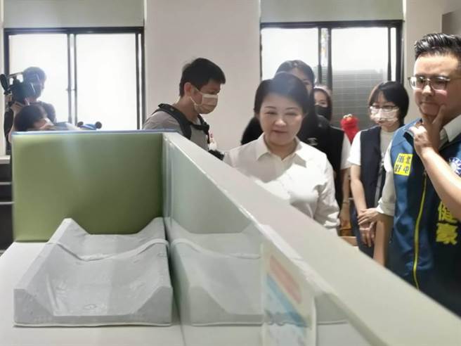 台中市北屯區第3座公托「北屯舊社托嬰中心」24日上午熱鬧開幕，台中市長盧秀燕（右2）視察托嬰中心。（潘虹恩攝）