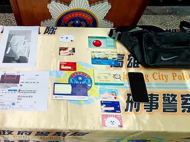 陈姓女子涉嫌在脸书社团诈卖知名饭店住宿券、韩国人气女团BLACKPINK门票，警方查获金融帐簿、金融卡等证物。（翻摄照片／崔正纲高雄传真）