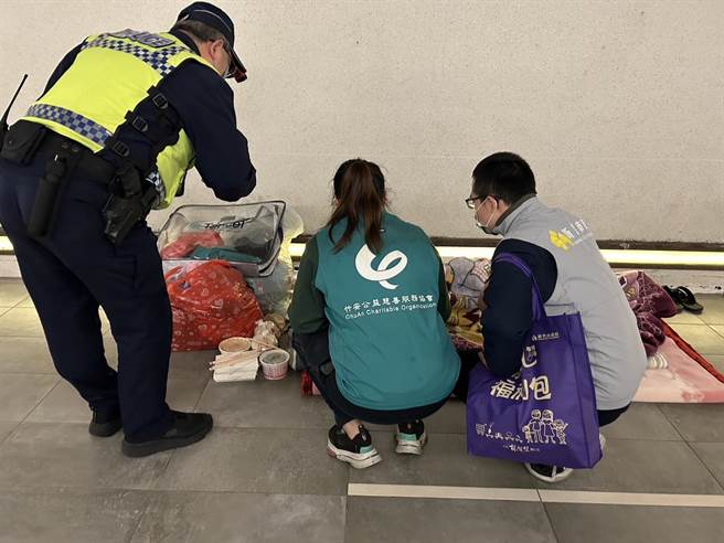 有网友反映现在在新竹市竹莲地下道，游民居然在煮火锅，市府则回应表示，市府每周有固定办理3次夜间及白天不定期关怀访视。（新竹市政府提供／陈育贤新竹传真）