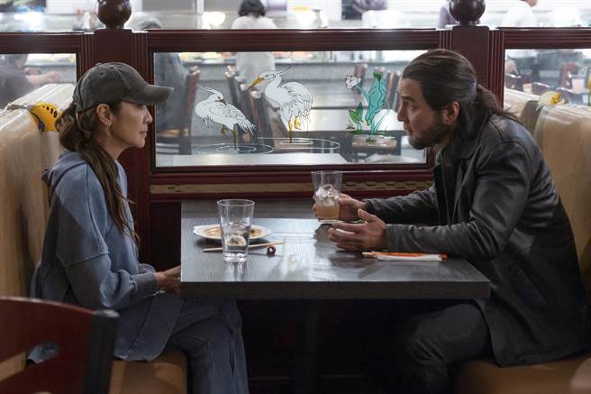 左为杨紫琼、右为吴彦祖，两人演出《西游ABC》剧照。（迪士尼提供）