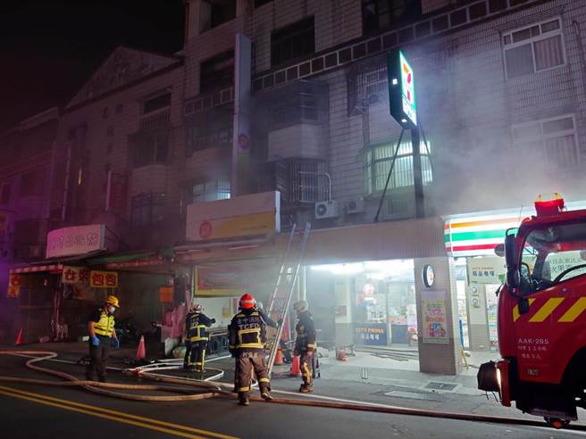 后里区透天厝24日凌晨发生火灾。（民眾提供）