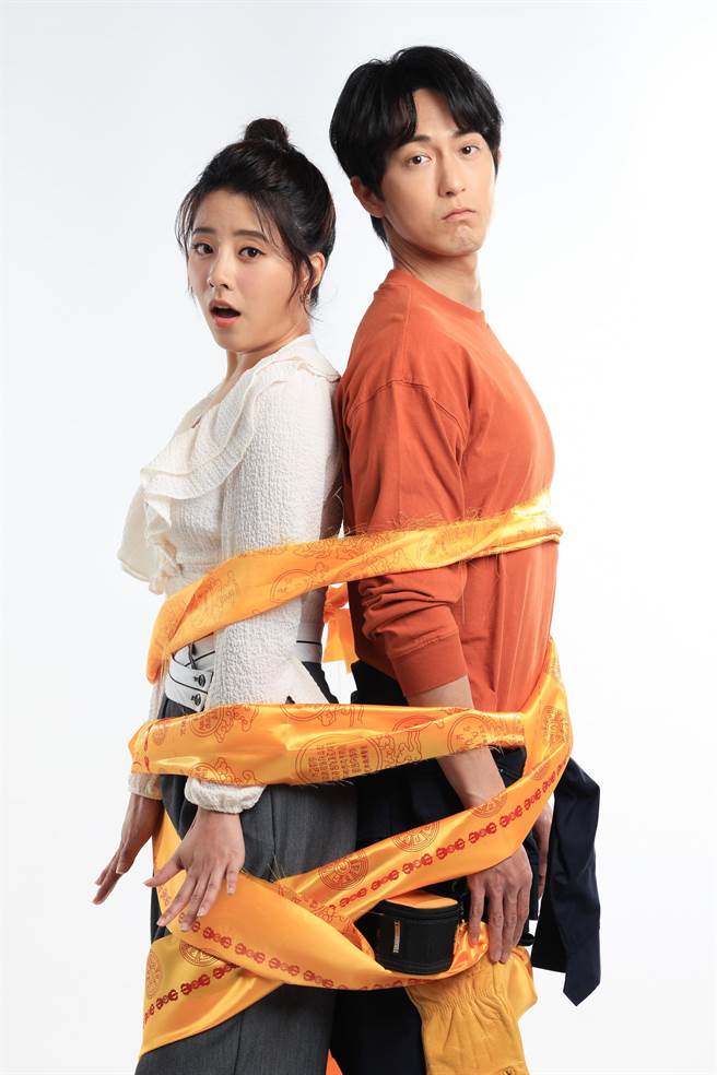 王上菲、邱昊奇被往生被缠绕。（纬来电影台提供）