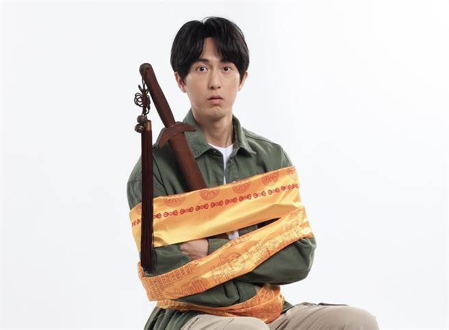 邱昊奇被往生被缠绕表情呆萌。（纬来电影台提供）