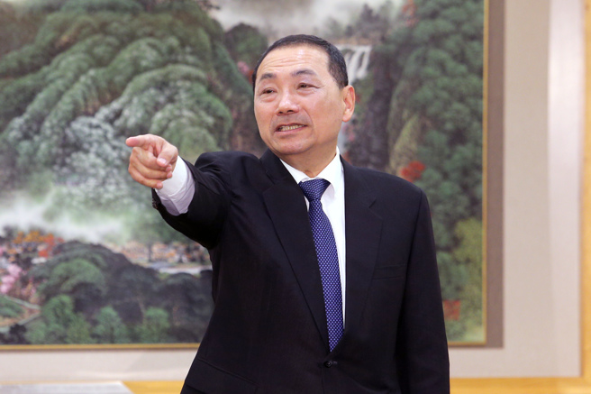 新北市长侯友宜24日出席「李福田和芦洲復兴福德宫等捐赠爬梯机10台及制氧机60台」捐赠仪式，感谢他们造福新北市失能行动不便，及需要长期使用氧气维持生命的市民。（黄世麒摄）