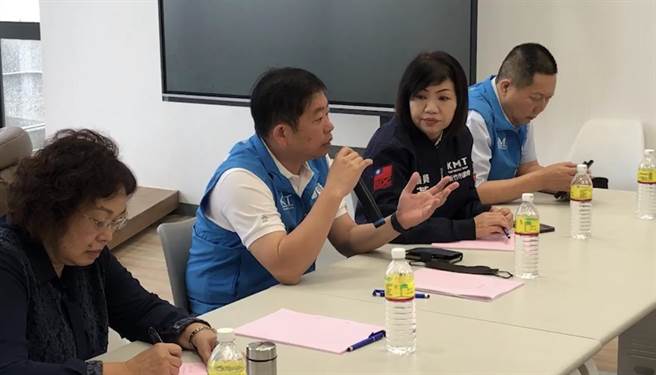 左起国民党籍新竹市议员张祖琰、陈庆龄、黄美慧、陈治雄等，今天到发生教练不当管教棒球队员的学校座谈。（民眾提供／陈育贤新竹传真）