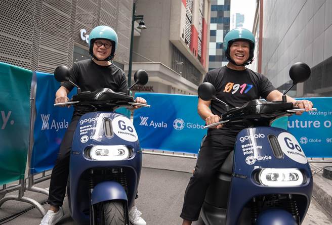 左起 Gogoro 创办人暨执行长陆学森与Globe集团总裁暨执行长Ernest Cu。（Gogoro提供）