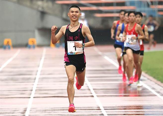 湖口高中徐立纮在全中运10000公尺夺金，破悬12年纪录。（新竹县政 府提供／罗浚滨新竹传真）