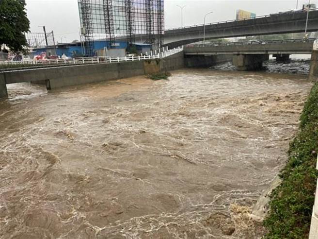 南势溪通过分流工程。（台中市水利局提供）