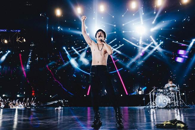 五月天昨香港最终场演唱会，怪兽嗨翻脱掉上衣。（相信音乐提供）