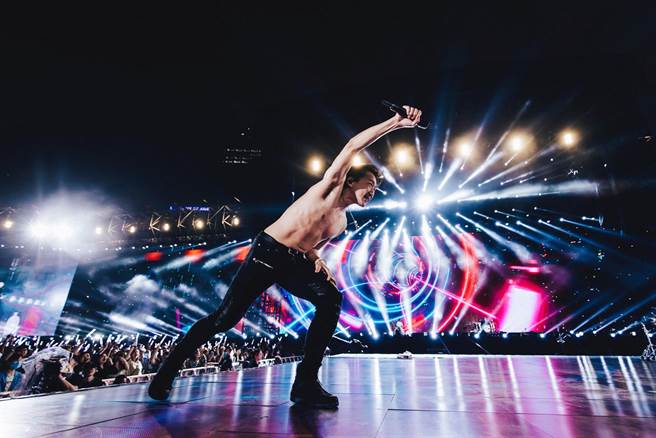 五月天昨香港最终场演唱会，石头嗨翻脱掉上衣。（相信音乐提供）