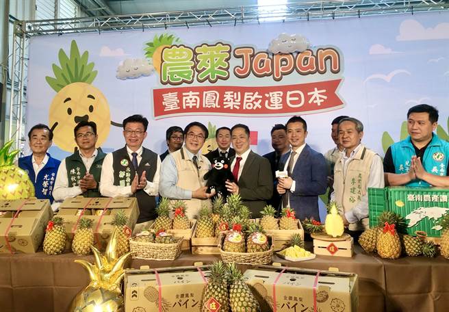 日本永旺超市代表江口弘明（右四）致赠熊本熊给台南市长黄伟哲（左四）。（南市府农业局提供／张毓翎台南传真）