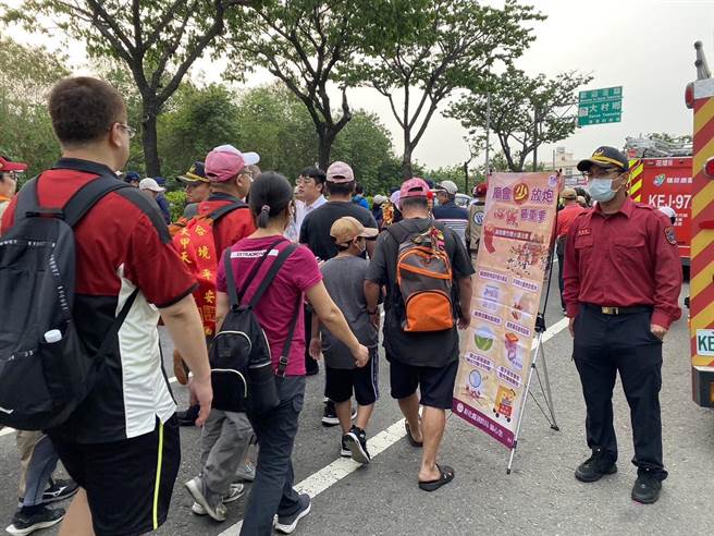 彰化县消防局派员随行大甲妈祖遶境队伍，宣导勿于深夜燃放鞭炮。（彰化县消防局提供／孙英哲彰化传真）