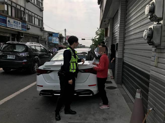 黄姓女子23日误认路边小客车是她的，不断拉扯把手，车主吓得急报警。（警方提供）