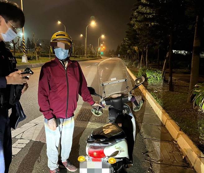 老翁夜间骑车没油，警查询车牌助返家。(警方提供／吕筱蝉桃园传真)