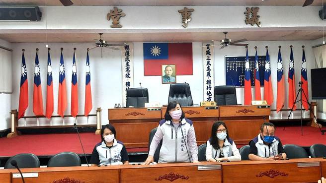 台东县成功镇镇民代表会副主席陈秋豆（左二）日前关切公墓工程，如今疑遭恐吓。（蔡旻妤摄）