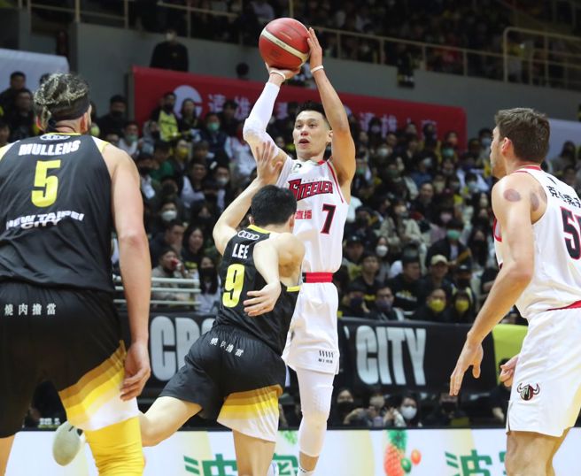 钢铁人林书豪（中）衝入投篮。（郑任南摄）