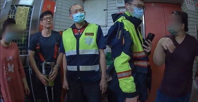 警消人员隔着门引导女童开启门锁。（新北市消防局提供）