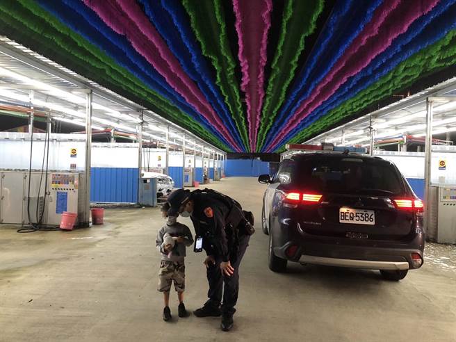 男童与爸爸走失独自走到自助洗车厂哭泣，警方到场协助寻亲。(警方提供／吕筱蝉桃园传真)