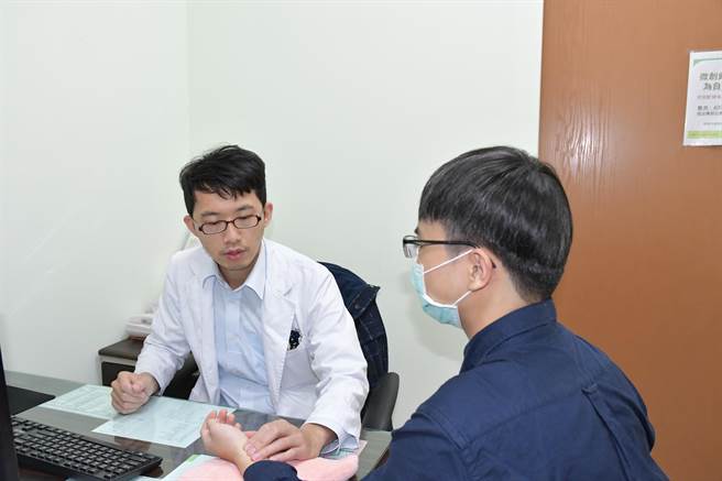 卫福部台中医院中医科医师郑惟仁（右）表示，现在的中药已经相当安全，患者可安心服用；此为示意图。（台中医院提供／潘虹恩台中传真）