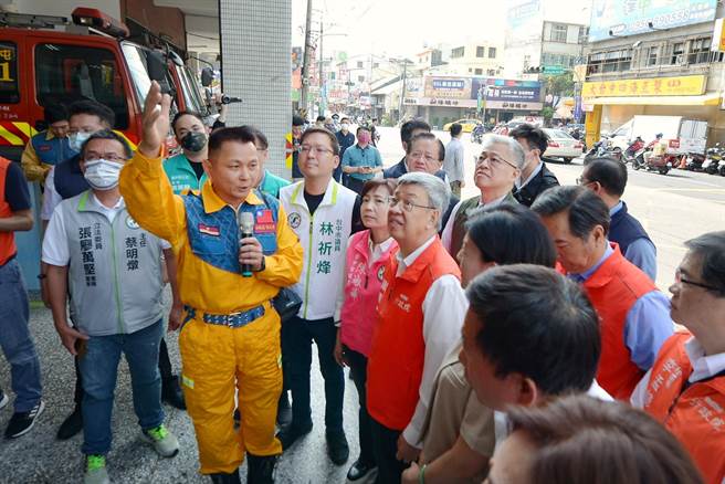 行政院长陈建仁视察台中市西屯消防分队，了解厅舍老旧情况。(行政院提供)