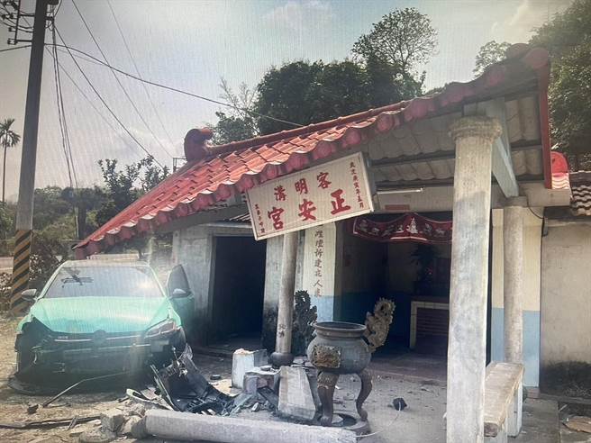 一辆小钢炮休旅车士昨日行经台南市东山区174线，过弯时不慎撞上路边的土地公庙。（读者提供／张毓翎台南传真）