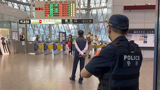 台铁接获基隆站内有爆裂物的预告，但经铁警巡视，未发现可疑人事物。警方也加强站内巡逻及安全维护。（张志康摄）