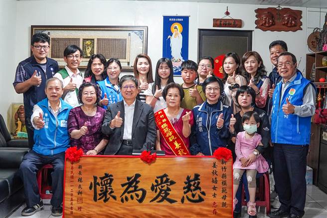 縣長楊文科（左三）表揚湖口鄉模範親姜秋嬉，是竹縣首度表揚寄養家庭媽媽。（羅浚濱攝）
