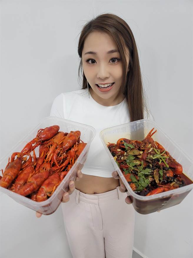 艾薇品嚐美味的小龙虾。《声生不息·宝岛季》提供