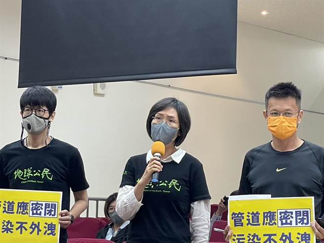 环保署24日南下高雄环保局举办「挥发性有机物空气污染管制及排放标准」修正草案研商会议，环团地球公民基金会盼改革幅度再加严。（洪浩轩摄）