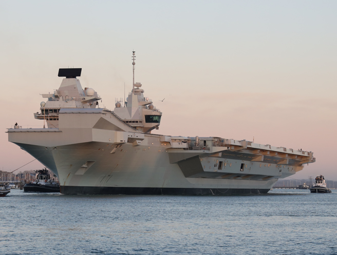英国航母「威尔斯亲王」号（HMS Prince of Wales，R09）2022年在朴茨茅斯海军基地（Portsmouth Naval Base）的资料照。（达志影像/Shutterstock）