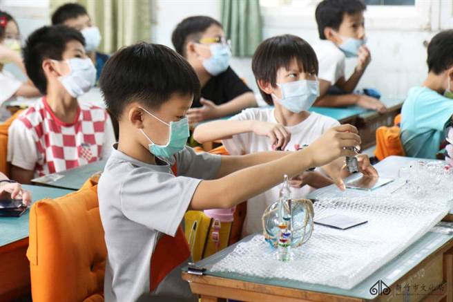 新竹市政府推出「玻璃工艺博物馆教具箱」教学，结合108课纲，设计「玻璃产业歷史」、「生活玻璃」及「艺术玻璃」3大教学主题。（新竹市政府提供／陈育贤新竹传真）