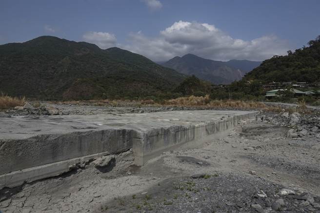 来义乡二峰圳集水廊道上覆盖钢筋水泥堰体（见图），目前林边溪河面已完全乾涸。（黄子明摄）