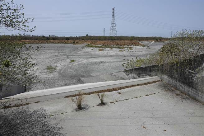 大潮洲人工补注湖目前完全没水。（黄子明摄）