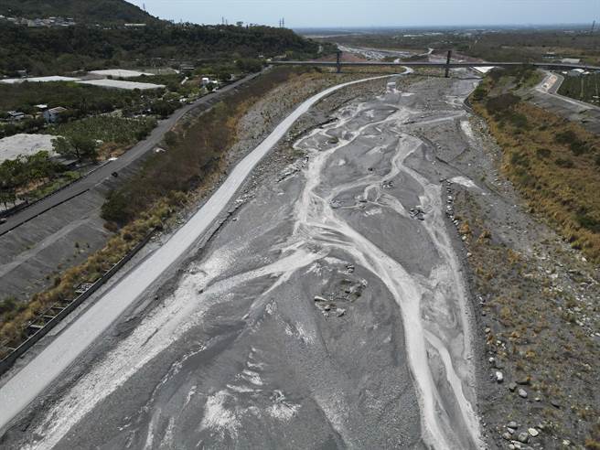 屏东林边溪目前河面全乾。（黄子明摄）