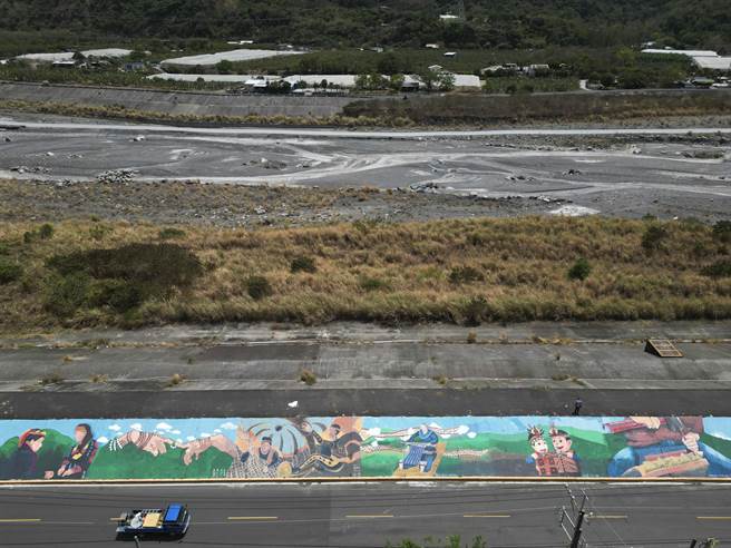 屏东林边溪目前河面全乾，连河中杂草堆都枯黄一大片。（黄子明摄）