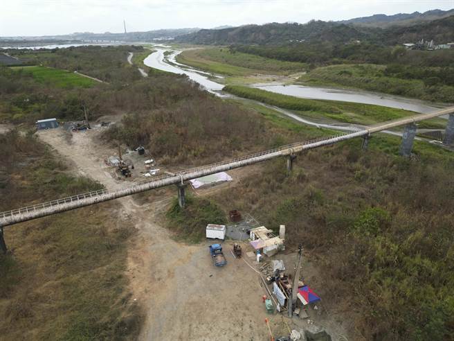 经济部水利署南区水资源局在屏东里港乡凿深水井取水供应高雄市，目前在荖浓溪畔有凿井设施矗立。（黄子明摄）