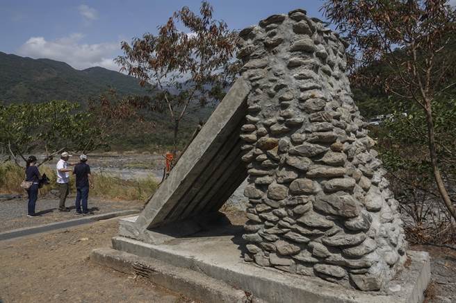 来义乡二峰圳集水廊道在地下，呈梯形，斜面立有一根根水泥柱，其上舖设过滤材料，渗入的伏流河水从这些水泥柱间隙流进廊道；廊道解说处设立一座模型（见图）。
