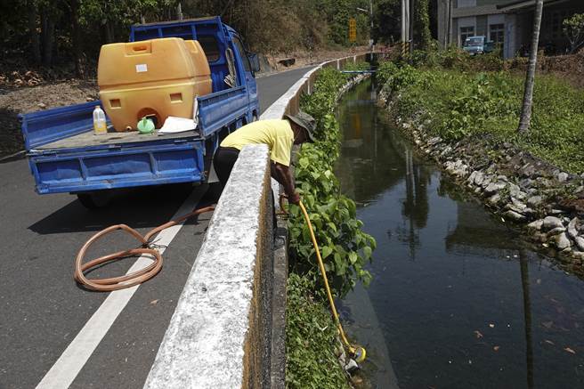 住在屏东来义乡旧部落的原住民老农因山上无水可用，只好开车下山到二峰圳运水上山灌溉作物。（黄子明摄）