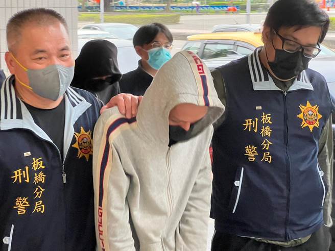 警方将涉嫌开枪的少年移送侦办。（王扬杰摄）