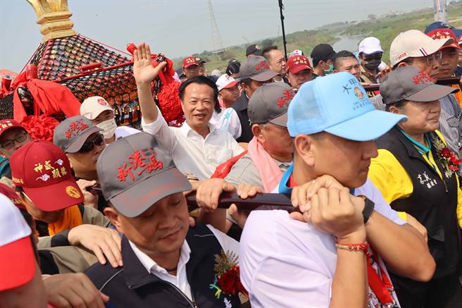 大甲妈遶境队伍今中午过后进入云林县与嘉义县交界的崙仔桥，嘉义县长翁章梁亲自接驾。（吕妍庭摄）