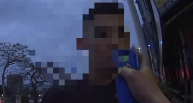 高雄男子酒後騎共享機車遭員警盤查。（翻攝照片／崔正綱高雄傳真）