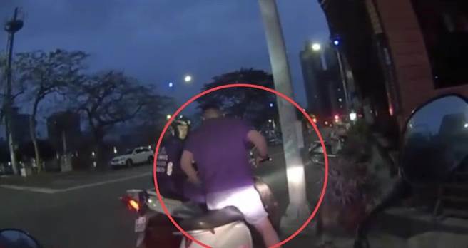 高雄男子酒後騎共享機車遭員警盤查。（翻攝照片／崔正綱高雄傳真）